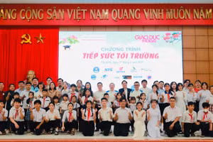 Các đại biểu và các em học sinh chụp hình lưu niệm tại chương trình "Tiếp sức tới trường".