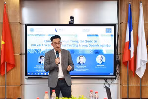 PGS Darius Chan, Phó Giám đốc Học viện Giải quyết Tranh chấp Quốc tế (SMU) trình bày tại hội thảo.