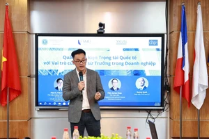 PGS Darius Chan, Phó Giám đốc Học viện Giải quyết Tranh chấp Quốc tế (SMU) trình bày tại hội thảo.