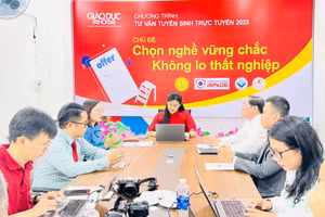 Chuyên gia tuyển sinh đến từ các trường cao đẳng tham gia chương trình tư vấn tuyển sinh trực tuyến với chủ đề “Chọn nghề vững chắc, không lo thất nghiệp”. Ảnh: P.V