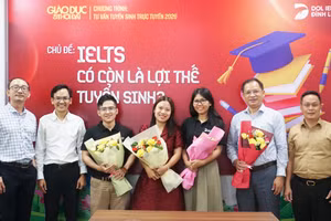 Nhà báo Nguyễn Anh Tú - Phó trưởng phụ trách Cơ quan thường trú Báo Giáo dục và Thời đại tại TPHCM tặng hoa diễn giả tham gia chương trình.