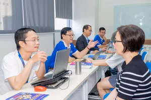 Phụ huynh và học sinh đang lắng nghe chuyên gia tư vấn tuyển sinh của Trường Đại học Hoa Sen chia sẻ về các chương trình đào tạo của Trường. 