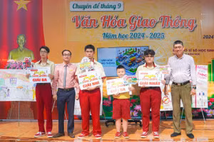 Những đội đoạt giải trong cuộc thi Kiến thức giao thông do trường Hoa Sen, TP Thủ Đức tổ chức sáng ngày 23/9.