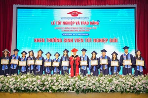 Các tân khoa tốt nghiệp loại giỏi và xuất sắc được vinh danh trong buổi lễ tốt nghiệp.