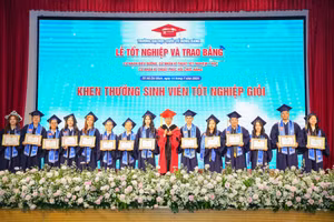 Các tân khoa tốt nghiệp loại giỏi và xuất sắc được vinh danh trong buổi lễ tốt nghiệp.