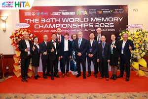 Các đại biểu và Ban tổ chức chụp ảnh cùng nhau tại Giải Vô địch Siêu trí nhớ Thế giới lần thứ 34. 