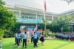 Học sinh và giáo viên Trường Tiểu học Đặng Văn Bất nắm tay nhau tạo thành vòng tròn đoàn kết, ngăn ngừa bạo lực học đường. 