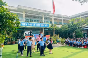 Học sinh và giáo viên Trường Tiểu học Đặng Văn Bất nắm tay nhau tạo thành vòng tròn đoàn kết, ngăn ngừa bạo lực học đường. 