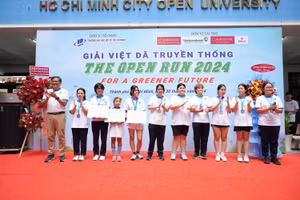 GS Nguyễn Minh Hà- Hiệu trưởng Trường ĐH Mở TPHCM (bìa trái) trao thưởng cho các vận động viên xuất sắc. 