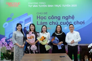 Nhà báo Nguyễn Anh Tú - Phụ trách Cơ quan thường trú báo Giáo dục và Thời đại tại TPHCM tặng hoa đến các chuyên gia tuyển sinh tham dự chương trình. Ảnh: Mạnh Tùng.