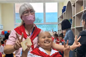 Nụ cười hạnh phúc trong ngày khai giảng năm học mới của một "chiến binh" nhí mắc bệnh ung thư. 