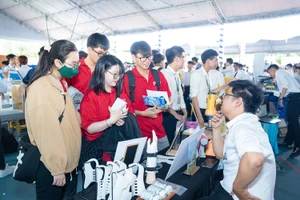 Sinh viên tham gia ngày hội HUTECH TECHSHOW 2024 phỏng vấn tại một doanh nghiệp. 