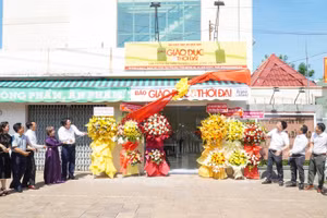 Lãnh đạo Báo cùng các đại biểu làm thủ tục kéo băng Khai trương Văn phòng Đại diện tại khu vực ĐBSCL.