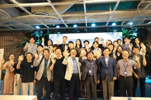 Đại diện các trường đại học khu vực Đông Jeollanam-do chụp ảnh lưu niệm tại sự kiện.