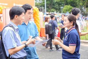 Hoạt động tư vấn tuyển sinh của Trường Đại học Ngân hàng TPHCM tại Ngày hội lựa chọn nguyện vọng xét tuyển đại học - cao đẳng năm 2026, tháng 7/2026. Ảnh: HUB.