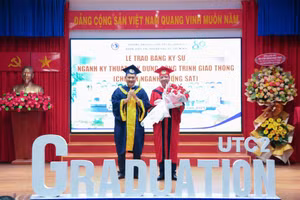 Lễ trao bằng kỹ sư ngành Kỹ thuật xây dựng công trình giao thông (chuyên ngành Đường sắt) tại Phân hiệu Trường Đại học Giao thông vận tải tại TPHCM. Ảnh: UTC2.