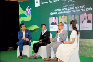 Các diễn giả trao đổi cùng phụ huynh tại tọa đàm. Ảnh: Wisdomland