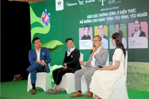 Các diễn giả trao đổi cùng phụ huynh tại tọa đàm. Ảnh: Wisdomland