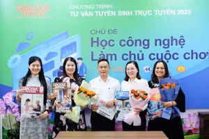 Các chuyên gia tuyển sinh tham dự chương trình chụp hình lưu niệm. Ảnh: P.V