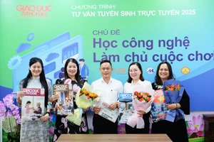 Các chuyên gia tuyển sinh tham dự chương trình chụp hình lưu niệm. Ảnh: P.V