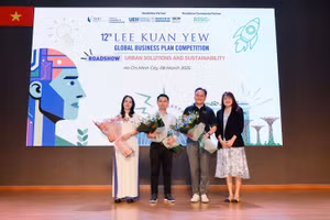 Các đại biểu và khách mời nhận hoa cảm ơn từ Ban tổ chức.