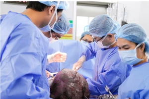 Ê kíp bác sĩ phẫu thuật xử lý khối u xơ nặng 12 ký. 