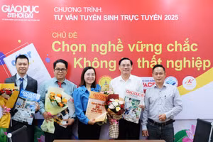 Nhà báo Nguyễn Anh Tú - Phụ trách Cơ quan thường trú báo Giáo dục và Thời đại tại TPHCM gửi lời cảm ơn và tặng hoa đến các chuyên gia tham gia chương trình. Ảnh: Hương Phú