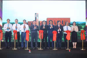 Các đại biểu cắt băng khánh thành