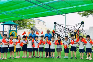 Cô trò trẻ lớp Lá, Trường mầm non Phước Long B, TP Thủ Đức hân hoan mừng 50 năm ngày đất nước thống nhất.