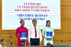 Ông Nguyễn Văn Hiếu, Giám đốc Sở GD&ĐT TPHCM trao quyết định bổ nhiệm.
