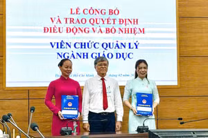 Ông Nguyễn Văn Hiếu, Giám đốc Sở GD&ĐT TPHCM trao quyết định bổ nhiệm.