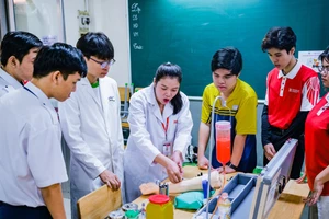 Học sinh tham gia trải nghiệm hoạt động học tập tại ngày hội.