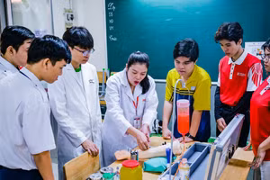 Học sinh tham gia trải nghiệm hoạt động học tập tại ngày hội.