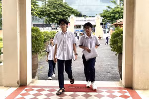 Thí sinh bước vào phòng thi môn chuyên.