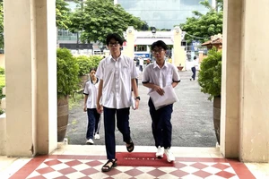 Thí sinh bước vào phòng thi môn chuyên.