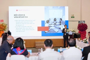 Tiến sĩ Võ Văn Tuấn, Phó hiệu trưởng thường trực - Trưởng khoa Quan hệ công chúng - Truyền thông Trường ĐH Văn Lang chia sẻ tại tọa đàm. 