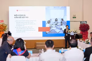 Tiến sĩ Võ Văn Tuấn, Phó hiệu trưởng thường trực - Trưởng khoa Quan hệ công chúng - Truyền thông Trường ĐH Văn Lang chia sẻ tại tọa đàm. 