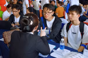 Thí sinh tìm hiểu thông tin tuyển sinh của Trường Đại học Quản lý và Công nghệ TPHCM. Ảnh: UMT. 