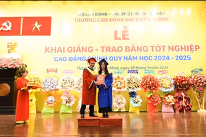 TS Lê Lâm - Hiệu trưởng Trường Cao đẳng Đại Việt Sài Gòn trao bằng tốt nghiệp cho Tân cử nhân, kỹ sư của Nhà trường.