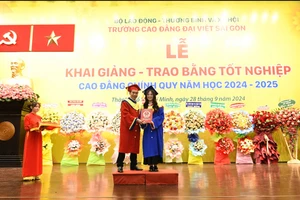 TS Lê Lâm - Hiệu trưởng Trường Cao đẳng Đại Việt Sài Gòn trao bằng tốt nghiệp cho Tân cử nhân, kỹ sư của Nhà trường.