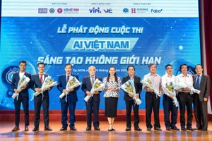 Đại diện Ban Tổ chức, Ban cố vấn và Ban giám khảo cuộc thi tại buổi lễ phát động.