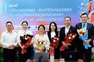 Các chuyên gia tham dự chương trình tư vấn tuyển sinh thứ tư của Báo Giáo dục và Thời đại.