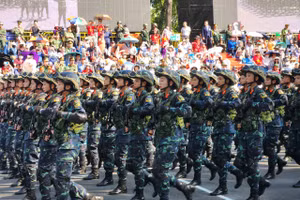 Các khối diễu binh trên đường Lê Duẩn sáng 27/4