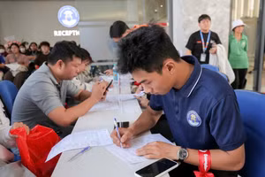 Một bạn sinh viên đăng ký tham gia hiến máu. 