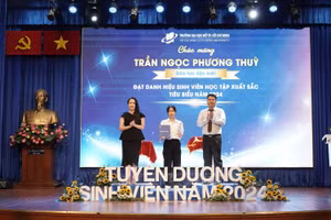 TS Lê Nguyễn Quốc Khang, Phó hiệu trưởng Trường ĐH Mở TPHCM trao thưởng cho sinh viên có thành tích học tập xuất sắc năm 2024.