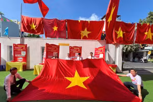 Là cờ tổ quốc khổng lồ do tỉnh Phú Thọ trao tặng cho Nhà trường. 