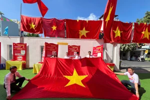 Là cờ tổ quốc khổng lồ do tỉnh Phú Thọ trao tặng cho Nhà trường.