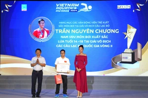 Trần Nguyên Chương - học sinh lớp 10 (chuyên Sinh) Trường Phổ Thông Năng Khiếu Đại học Quốc Gia TPHCM tại lễ vinh danh.