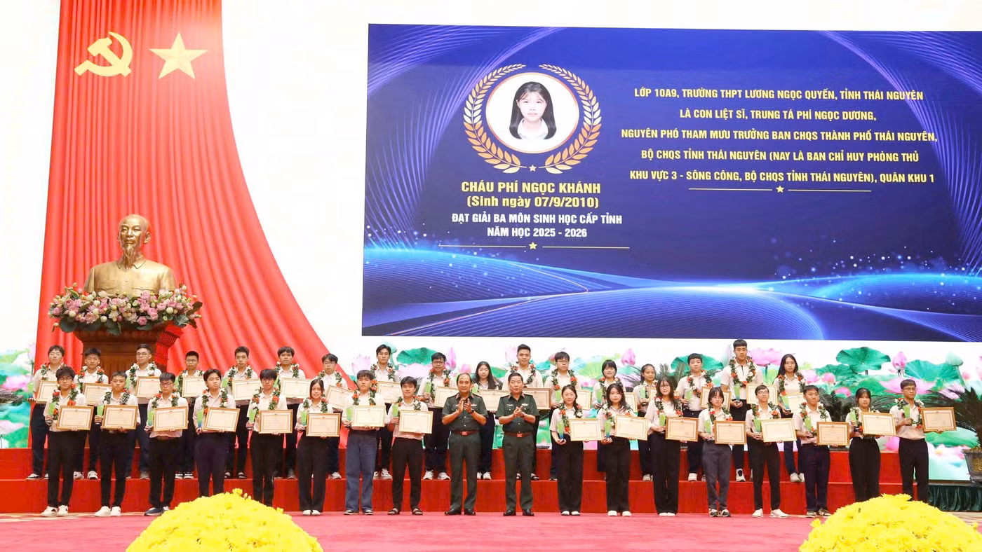 Ban tổ chức tuyên dương các em học sinh có thành tích tiêu biểu, xuất sắc tại hội nghị. Ảnh: K.Anh.