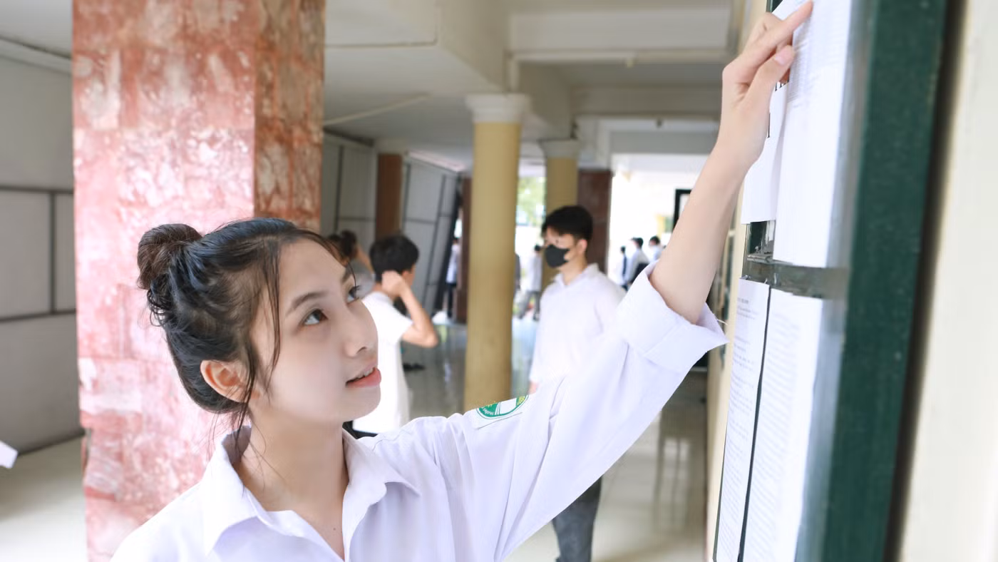 Học sinh dự thi tốt nghiệp THPT năm 2026 tại điểm thi Trường THPT Hoài Đức B, Hà Nội. Ảnh: Đình Tuệ.